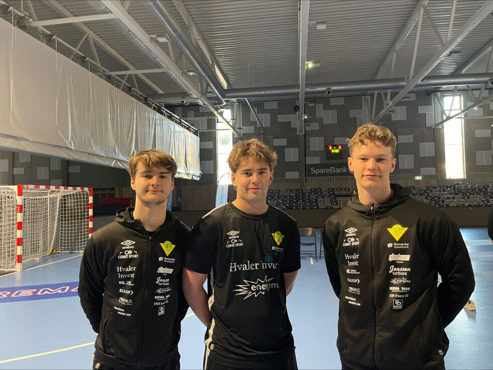 Fjellhammer-spillere på plass i hallen: fra venstre Ludvig Gallefoss, Daniel Ryengen Ny og Kristian Kibsgaard.
 Foto: Renate Rosenvinge