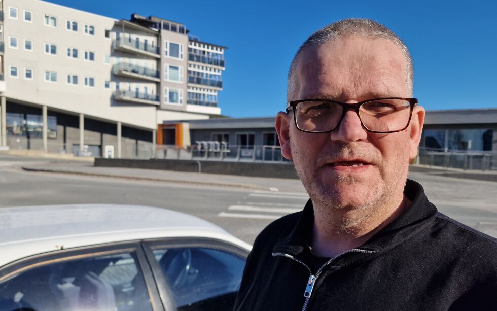 Tor Morten Rosenvinge fikk seg en skikkelig støkk lørdag morgen da en elg sprang frem på veien bak noen rundballer.
 Foto: Frank Jenssen