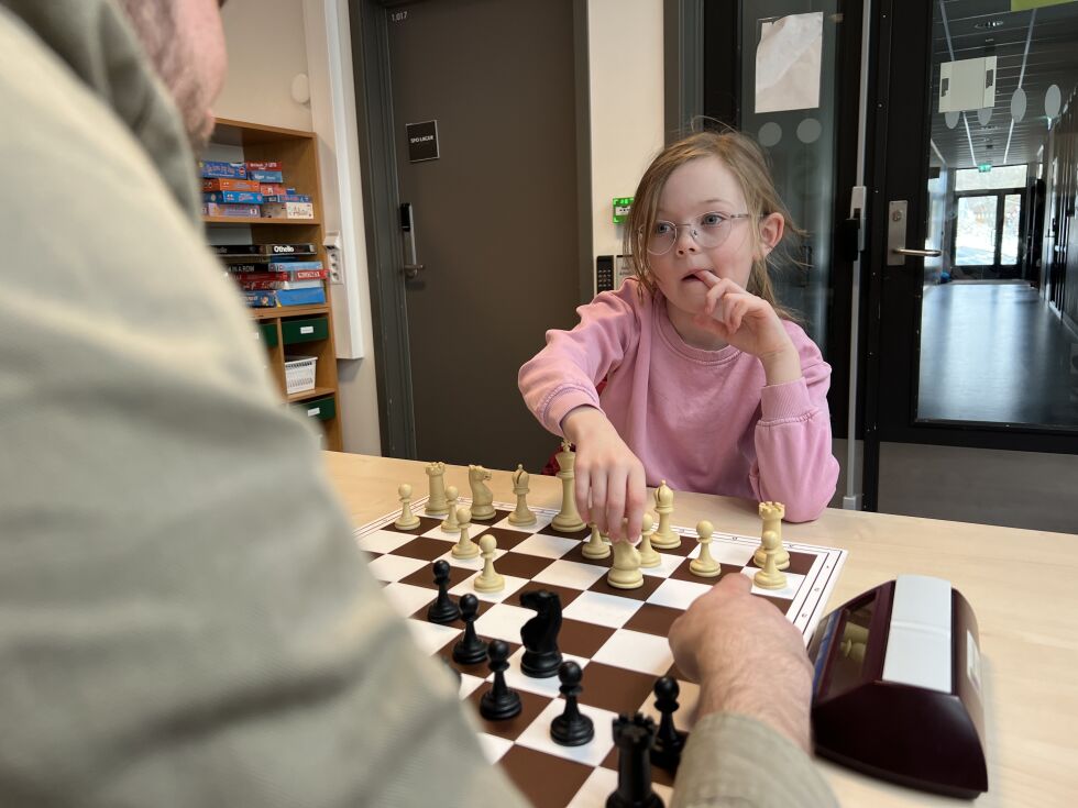 Ive Fredrikke Duna (7) var en av de som koste seg med litt sjakk på lørdag.
 Foto: Lillian Lyngstad