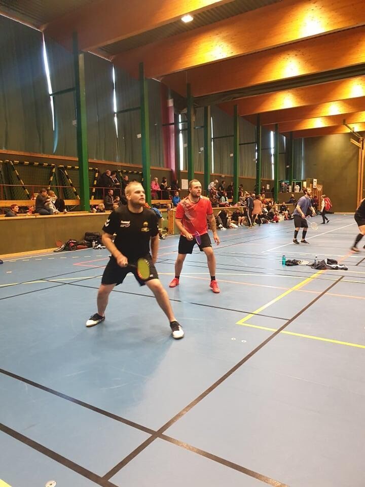 Her ser du Markus og Runar Måøy da de spilte double under Storsjøcup i badminton i helga.