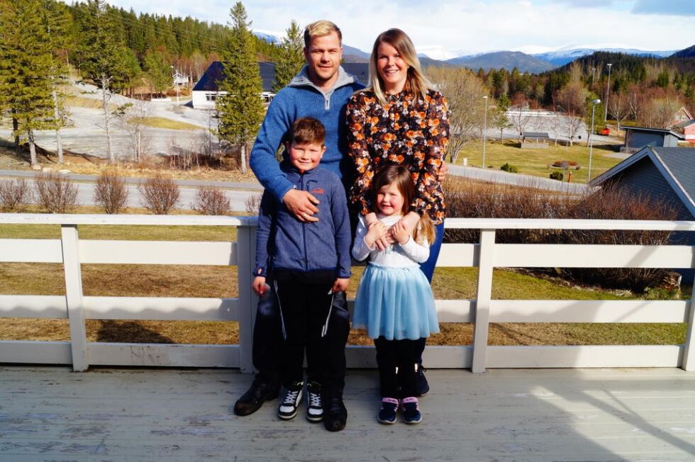 Signar Fuglstad og Tina Kveinsjø har utsatt bryllupsplanene til neste sommer. Barna Casper (7) og Casandra (snart 5) gleder seg til foreldrene endelig skal bli gift.