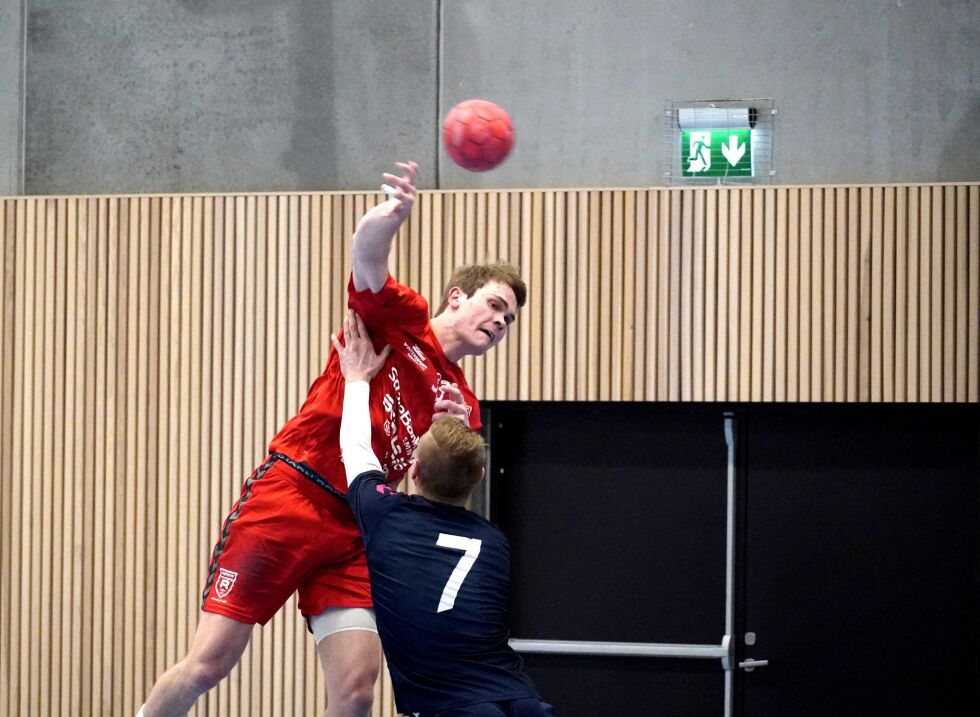 Toppskårer Amund Bach setter et av sine sju mål.
 Foto: Johan Olav Finseth