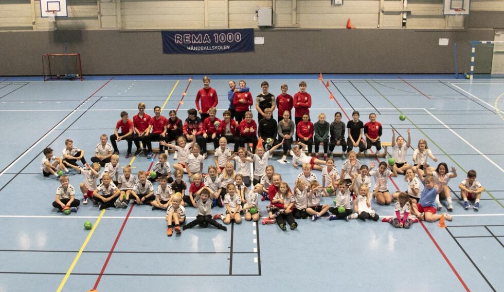 50 unger i sving under årets Rema 1000 Håndballskole i Rørvikhallen.
