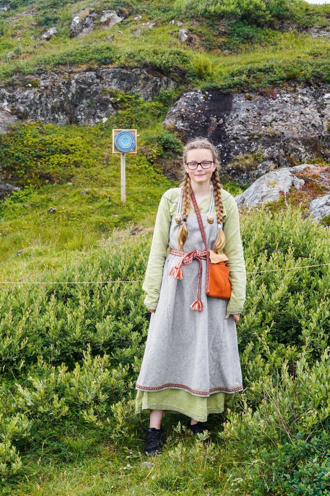 Ingri Elise Holand Floa i tidsriktig bekledning.