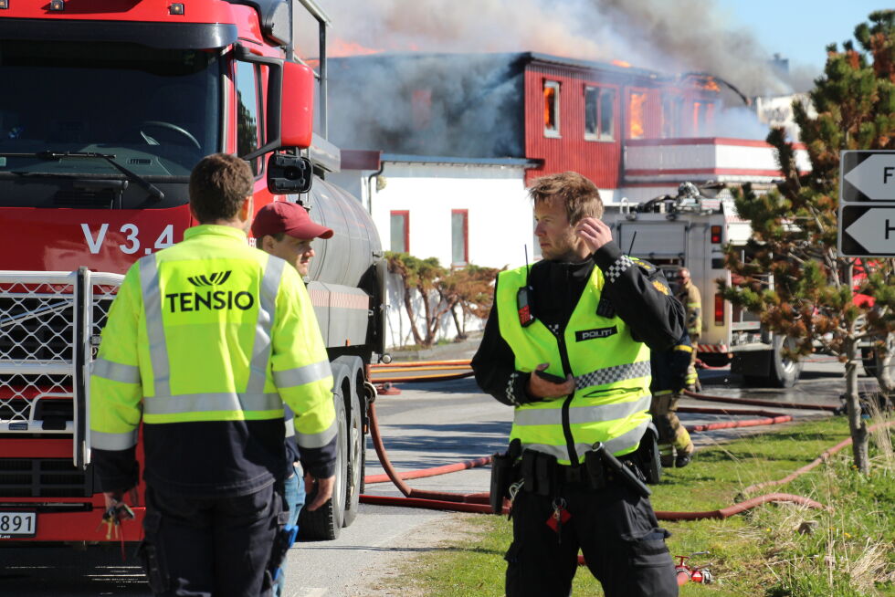 Innsatsleder på stedet Marius Lande i samtale med Tensios representanter.
 Foto: Lillian Lyngstad