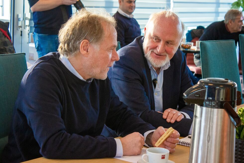 Nils Martin Williksen, her i samtale med Are Brekk, ble lagt til ny styreleder for NTS.
 Foto: Stine Vikestad