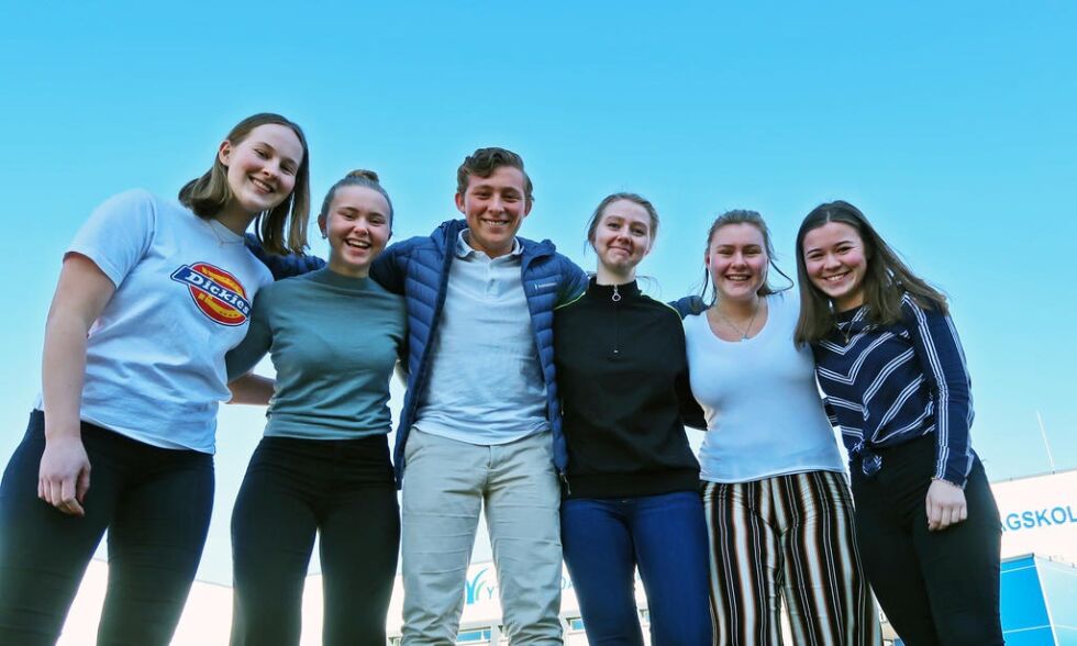 Unge og klare for å ta i et tak i Nærøysund kommune. F.v. Guro Holm Skillingstad (V),Tina Buvarp (Sp), Mathias Brekk (H), Marthe Hellesø Svenskerud (V), Ingrid Darell Holm (SV) og Marte Kirkeby Garstad (Sp).
