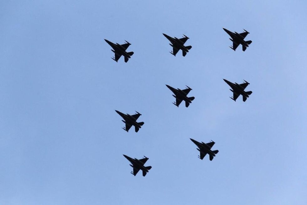 Ser du opp i morgen fredag kan du få et glimt av F-35 flyene som danner en julestjerne.
 Foto: Theodor Obrestad Schei, Forsvaret
