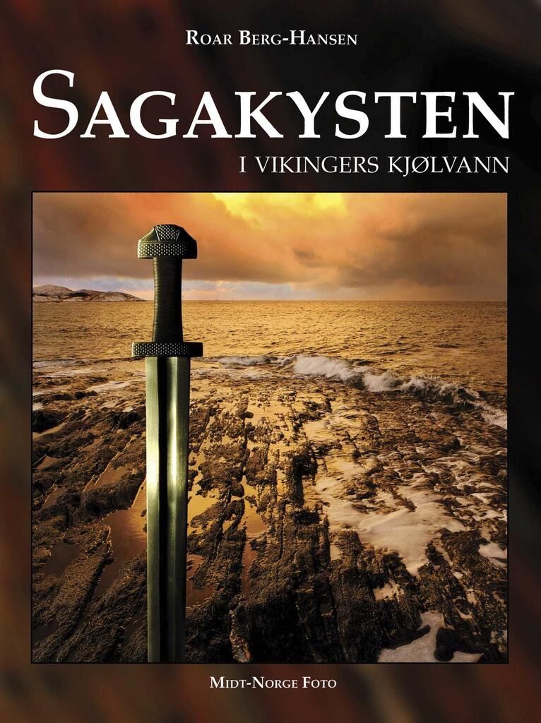 Boka «Sagakysten»- I vikingers kjølvann  tar leserne med til de nære kystdistriktene helt fra vikingtida og fram til i dag.
 Foto: Midt-Norge Foto