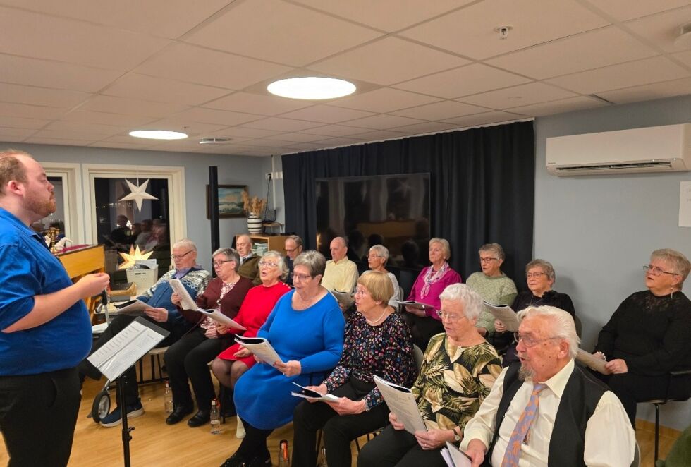 En fullsatt sal i aktivitetshuset på Rørvik, hvor både kormedlemmer og publikum samlet seg til en stemningsfull kveld med sang, glede og fellesskap.
 Foto: Einar Bjørnsønn Overrein