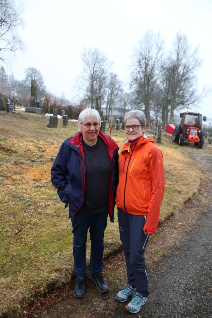 Sokneprest Brit Karin Theimann og Torveig Haug i Kolvereid Minnefond kan fortelle om mange planer om oppgraderingen av kirkegården på Kolvereid. De ønsker også innspill fra lokalbefolkningen på hva som kan bidra til ansiktsløftning på kirkegården. I bakgrunnen så holde man på å fjerne alleen på nedre del av kirkegården.