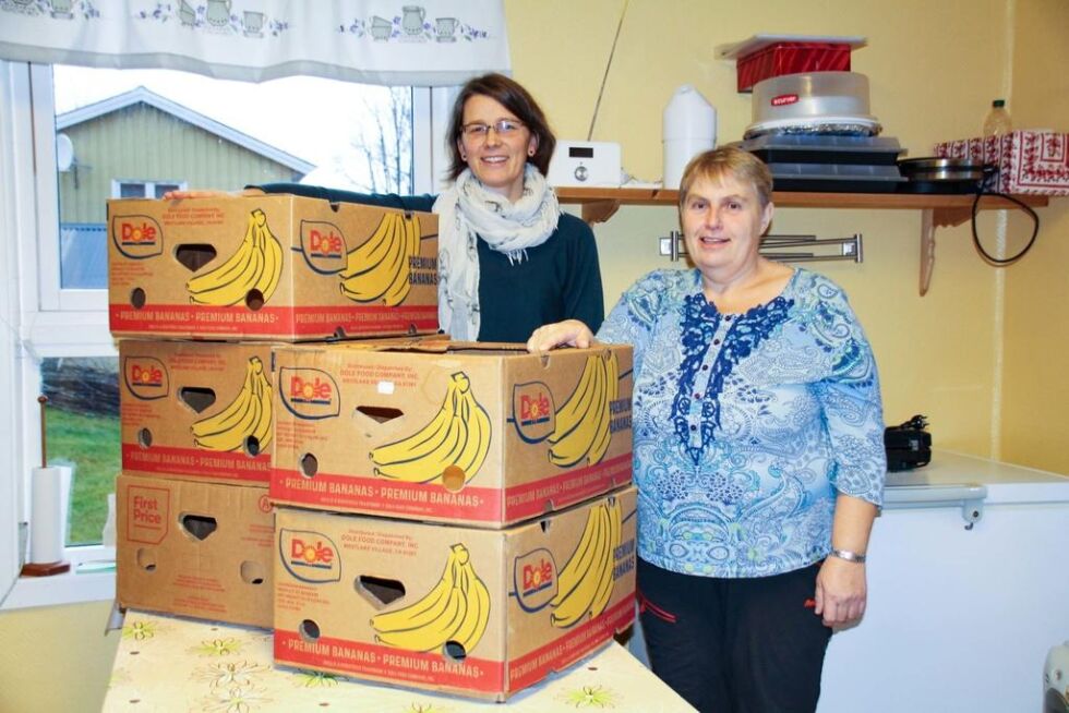 Folkehelsekoordinator Rønnaug Helstad og daglig leder av Bindal frivilligsentral, Paula Lindrupsen, er klar for å pakke matkasser i forkant av årets julefeiring.