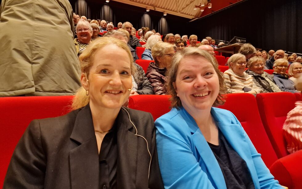 Seniorrådgiver Marianne Wold (til venstre) og Seniorrådgiver Linda Brekk fra Pasient- og brukerombudet i Trøndelag holdt et innholdsrikt foredrag til de fremmøtte.
 Foto: Frank Jenssen