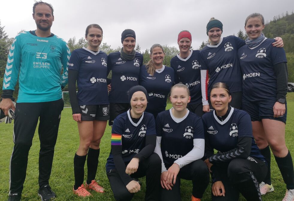 Joakim Hellesø Sørø steppa inn som keeper, da de spilte mot herrelaget til Gråmarka IL.
Foto: Heidi Arnøy