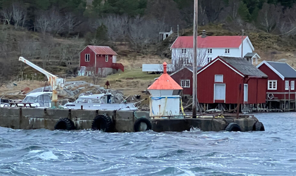 Fyret står nå på moloen. Nå vil lokale krefter pusse det opp.
 Foto: Lillian Lyngstad