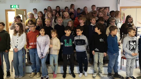 Stinn brakke ved småskolen på Rørvik under markeringen av Internasjonal dag