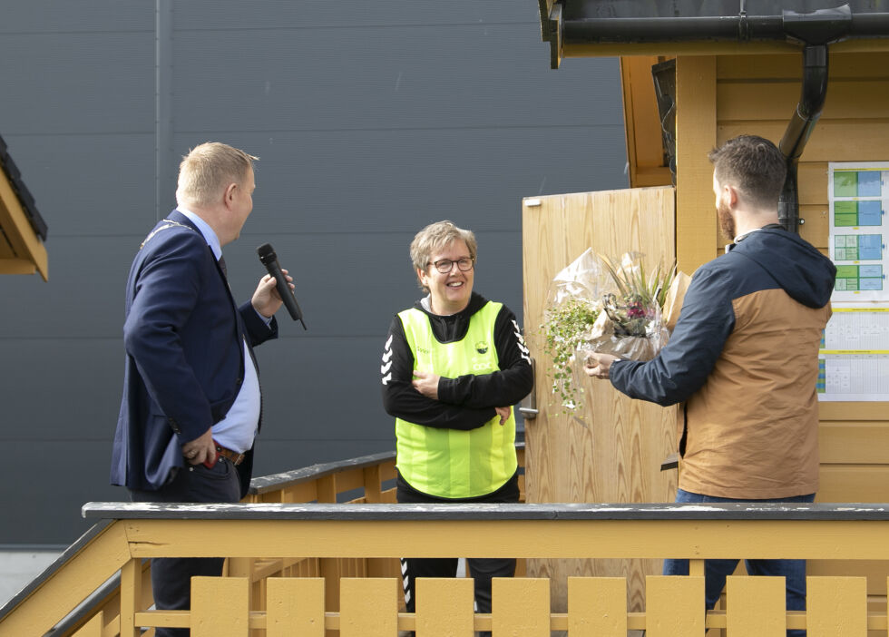 Ordfører Amund Hellesø (t.v.) og leder i idrettsrådet, Geir Vidar Nubal overrakte prisen til Anne Laugen.
 Foto: Knut Sandersen