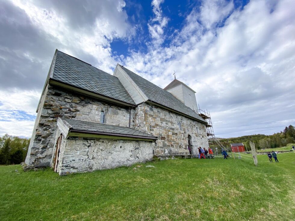 Den vakre Nærøykirka hvor sommergudstjenesten vil bli avholdt.