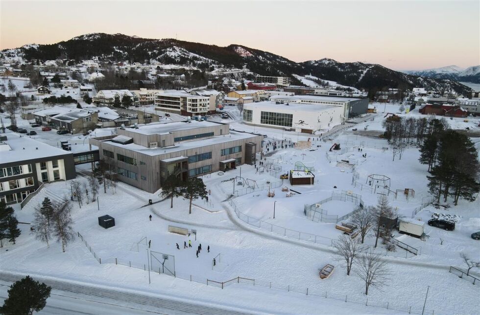 Selv om den tidlige vinteren skapt noen utfordringer for anleggsarbeidet går opparbeidelsen av uteområdet ved Kolvereid skole med tilhørende park og idrettsanlegg greit framover. Området lengst vest er allerede tatt i bruk av skolen
 Foto: Nærøysund kommune