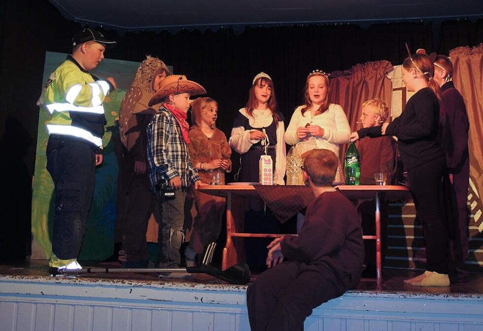 Til slutt ble det fest på slottet hvor Hundefanger Robin Eiternes, hauken Bob -Sondre Dahl Sæternes, Cowboyen Petter Rotekopp- Leander Johnsen, leoparden Kely -Charlotte Schilliås Eriksen, prisesse Diana, prinsesse Thea, piggsvinet Emil Kiil, katten Pjusken- Emma Johnsen, hunden Lars -Kris Håvard Rosenvinge og foran hunden 2 Benjamin Schilliås Hunnestad koste seg med kjeks og drikke.