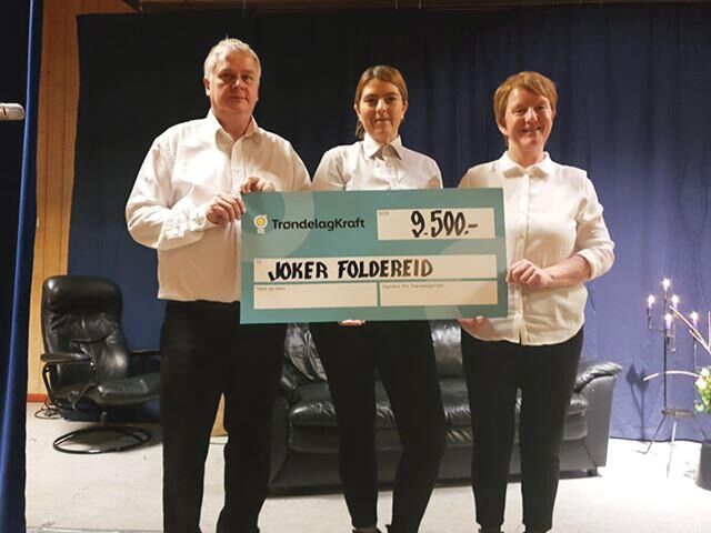 Foldereid samfunnshus satte stor pris på gaven fra Håvard Skeie på Joker Foldereid. Fra v. Håvard Skeie, Kine Camilla Govasli (leder i Foldereid Samfunnshus) og Aslaug Aune (kasserer i Foldereid Samfunnshus og i arrangementkomitén).