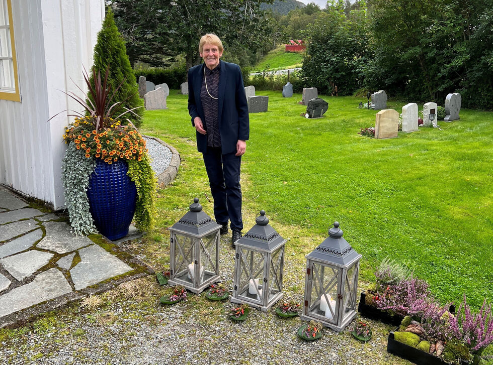 Nora Fagerland bidrar til at folk føler seg velkommen til Gravvik kirke.
 Foto: Dan Ramstad