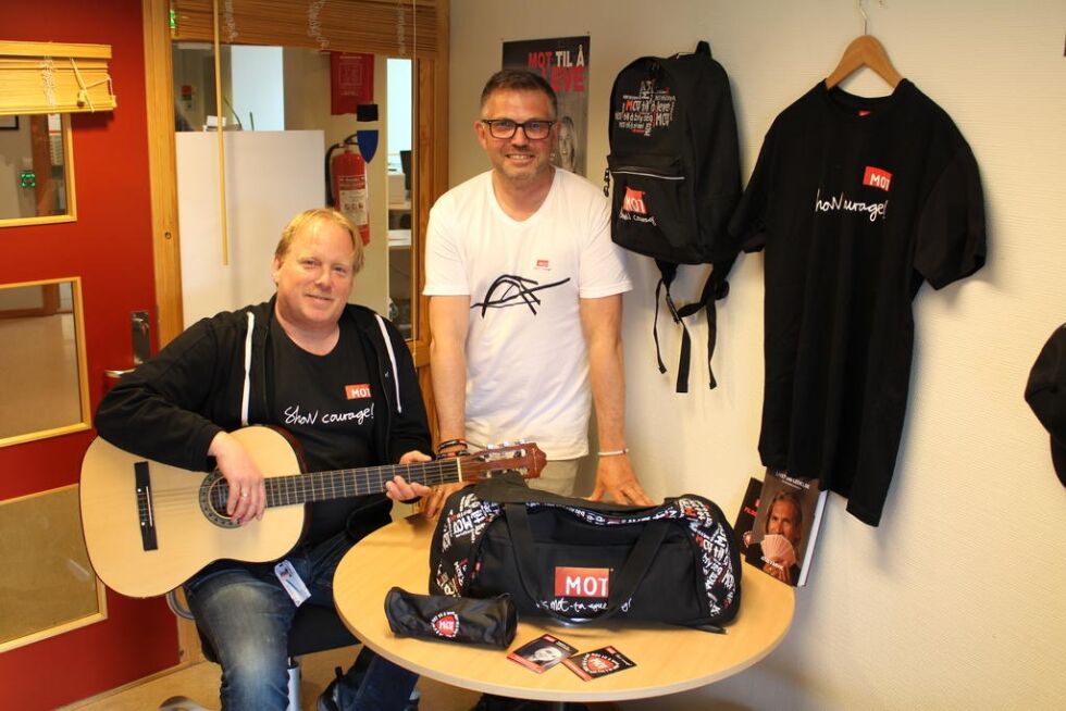 Knut Arne Valø t.h. har sine første dager på kontoret som MOT-leder i Vikna. Med MOT-koordinator Willy Eidsmo med på laget, blir dette et godt team.