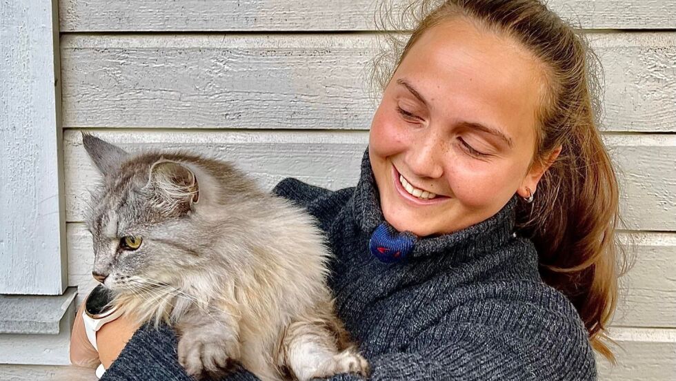 Kristina Kallestad Pedersen setter dyrevelferd høyt. Nå har hun ID-merket katten.
 Foto: Kristin Storfjord