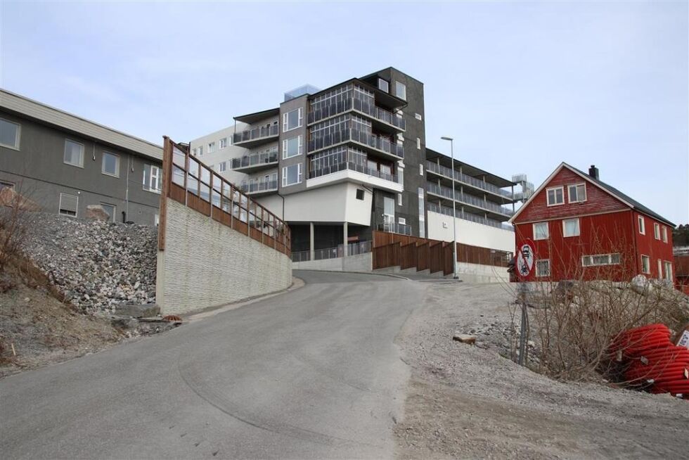 Nærøysund kommune ønsker innspill på godt navn til veien som starter her ved hotellet og Bakkalandet XO og går ned mot Kolvereidvågen.
 Foto: Nærøysund kommune