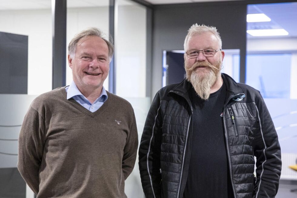 Oceanize-gründer Tom Richard Hamland (til høyre) blir med som en av flere nye eiere i Moen-Gruppen, når resirkuleringsselskapet Oceanize nå blir en del av industrikonsernet Moen. – Dette styrker investeringskraften som er nødvendig for å skape lønnsomhet i det grønne skiftet, sier Hamland og konsernsjef i Moen, Are Brekk (til venstre).
 Foto: Geir Vidar Nubdal/LYKT