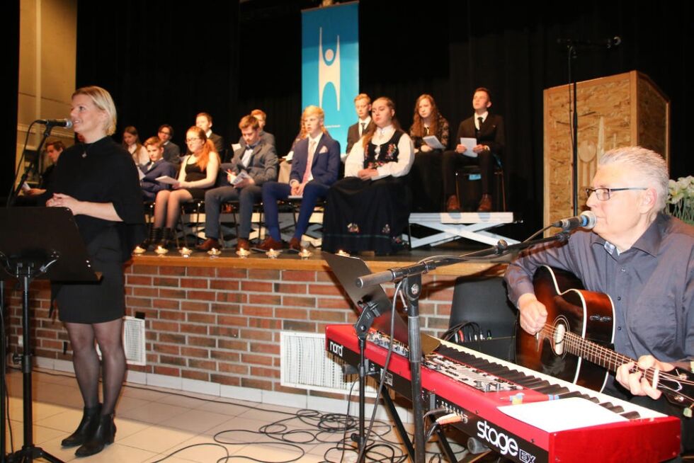 Kine Westvik og Rolf Pettersen bidro musikalsk under konfirmasjonen.
 Foto: Lillian Lyngstad