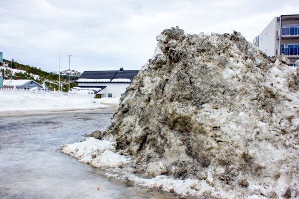 Store snøhauger i sentrum skaper dårlig sikt