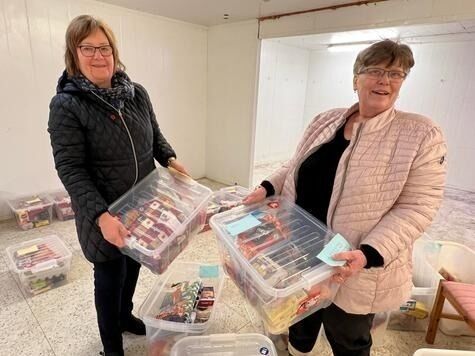 Deler ut rekordmange matkasser