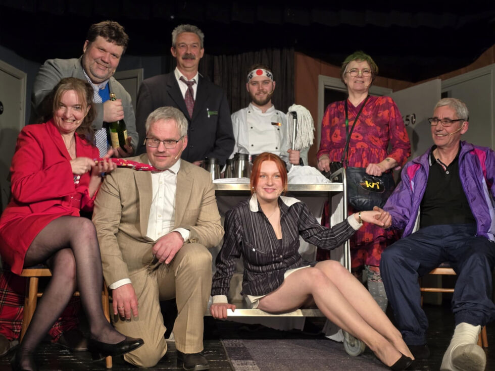 Disse blir å se på scenen på Lauga. Morten Wengstad, Rune Wahl, Lars Haugerøy og Judith Skorstad. Foran: Lillian Lyngstad, John Erlend Sveås, Caroline Jensen og Ulf Grande.
 Foto: Mariann Oddvik
