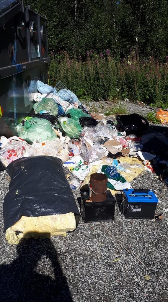 Noen har brukt området ved avfallskontaineren ved Horven bru som privat avfallsområde.
 Foto: Privat
