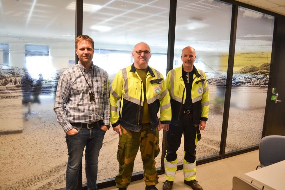 Fra venstre: Glenn Are Moe fra Sparebank 1 Ytre Namdal, prosjektleder i OMS Kristen Høyforslett og koordinator fra OMS John Einar Løkkhaug samarbeider om å få fjernet plasten fra naturen i Ytre Namdal.
