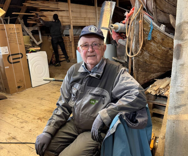 Leif (87) kjører 40 mil for å gjøre dugnadsinnsats i det freda fiskeværet
