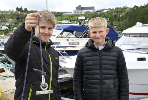 Trygve (13) og Kasper (13) fisker opp skrot og skatter