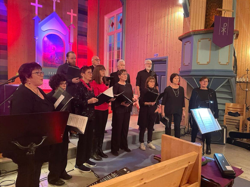 Bindalseidet songlag bidro til fin julestemning i Solstad kirke.
 Foto: Hild Dagslott