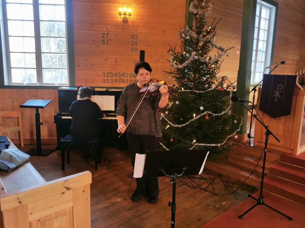 Olena med ryggen til og Olga med bratsj spilte mange vakre toner sammen med Anastasia, som er organist i Bindal.
 Foto: Andreas Gatare Øvergård