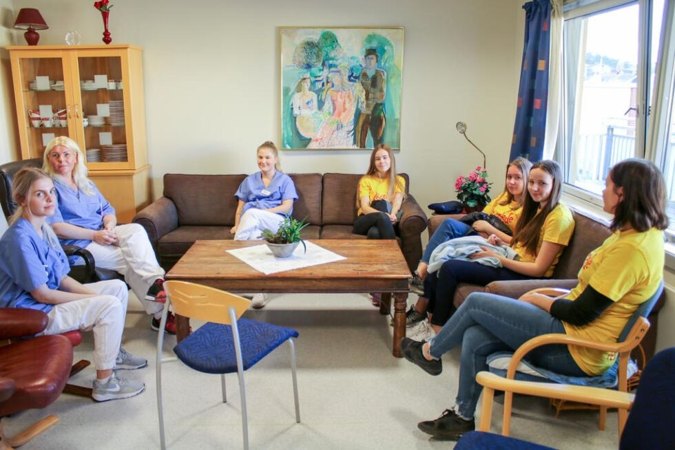 Onsdag var første besøk på bo- og behandlingssenteret. Lærlingene Jenny Bull, Trine Bastma og  Arna Andersson planla veien videre sammen med ungdomsskoleelevene Marie Eide, Maren Wassås og Emma Edvardsen samt lærer Anette Laugen.