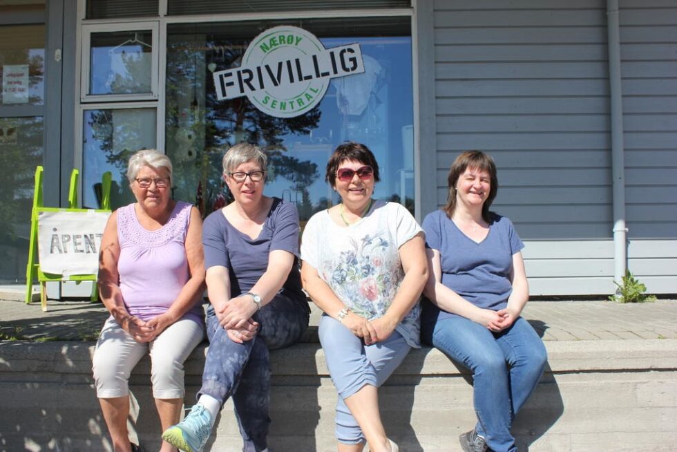 Nærøy frivilligsentral ser fram til å åpne butikk med bruktmøbler på torsdag. Fra v. Gudny Strømli Norheim (frivillig), Gunn Vik (styremedlem), Torunn Neerland (daglig leder) og Jorid Klungvik (frivillig)