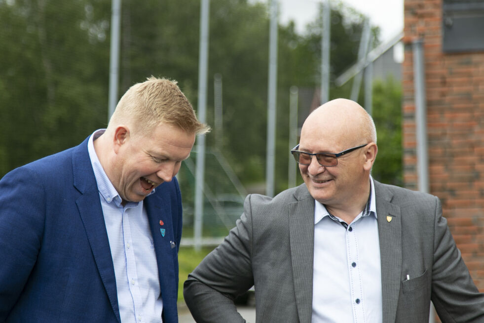 Det var god tone mellom Amund Hellesø og Steinar Aspli under åpningen av BUA Nærøysund i 2019. Nå drar det seg til en ny maktkamp mellom de to erfarne politikerne.
 Foto: Knut Sandersen (arkiv)
