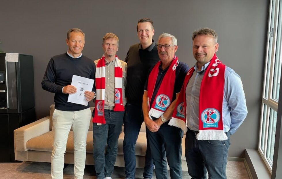 Glad gjeng som har signert ny samarbeidsavtale som gjør Sinkaberg til Generalpartner til Kolstad Håndball fram til sommeren 2027. Fra venstre: Vegard Selven, John-Ove Sinkaberg, Jostein Sivertsen, Finn Wilhelm Sinkaberg og Svein-Gustav Sinkaberg.
 Foto: Kolstad Håndball