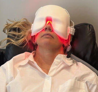 Bruker lysterapi og laser mot tørre øyne