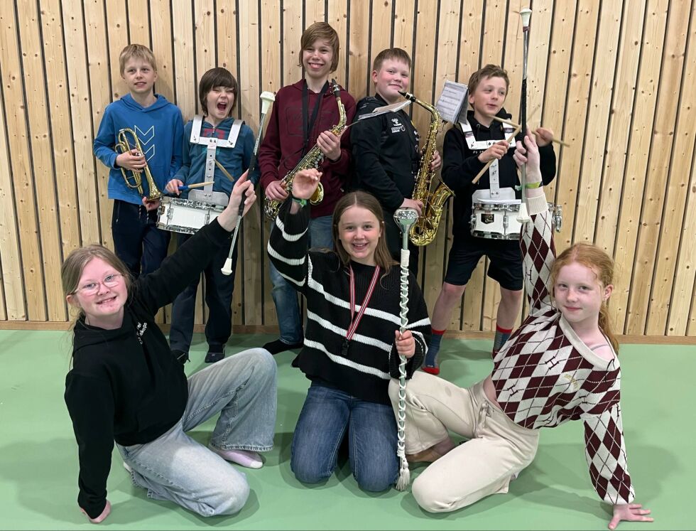 Noen av de spillende i Kolvereid skolekorps, fra venstre bakerst: Jørgen Wendelbo Paulsen, Anton Isaksen, Håkon Isaksen, Mats Elias Strømmen og Oskar Sverdrup. Noen av de drillende i Kolvereid skolekorps, fra venstre: Hannah Øyahals, Mathilde Ramstad og Tuva Sandmo Kjønsø.
 Foto: Eirin Kristiansen Ramstad