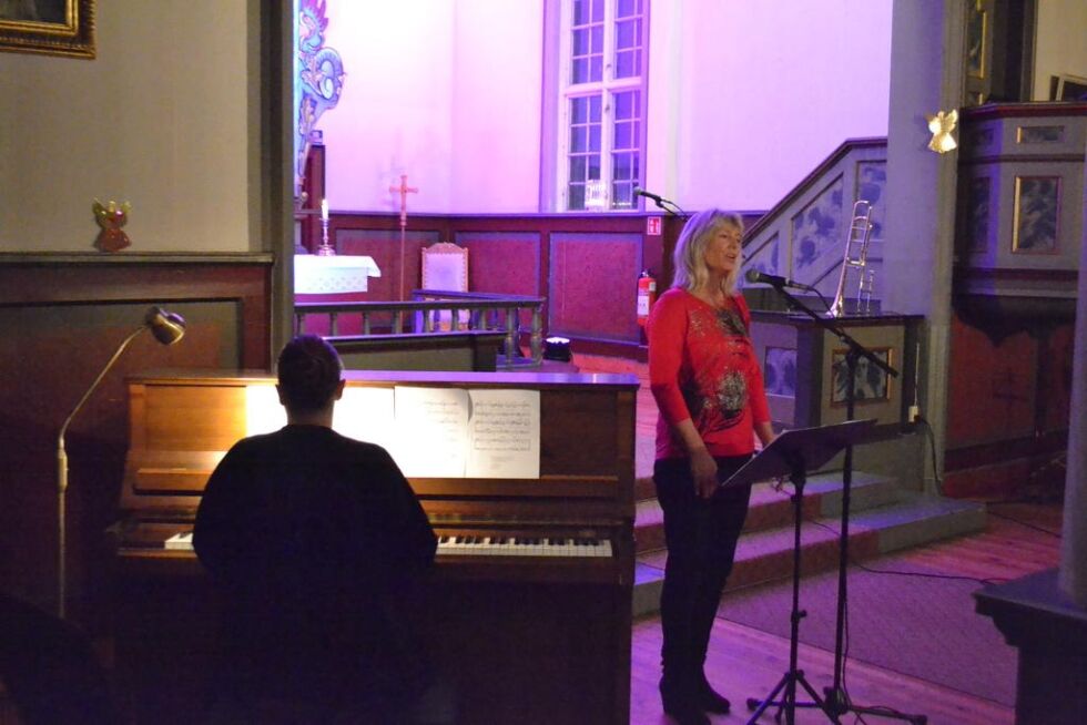 Anita Simble (rød genser) sang en fin versjon av sangen Himmel på Jord.