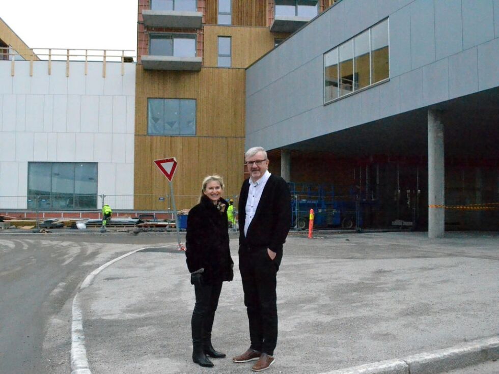 Eva Johansen fra Thon Eiendom og senterleder ved Leia-senteret Kjell Gunnar Skjevelnes ser fram mot å åpne det nye Amfi-senteret på Rørvik neste måned.
