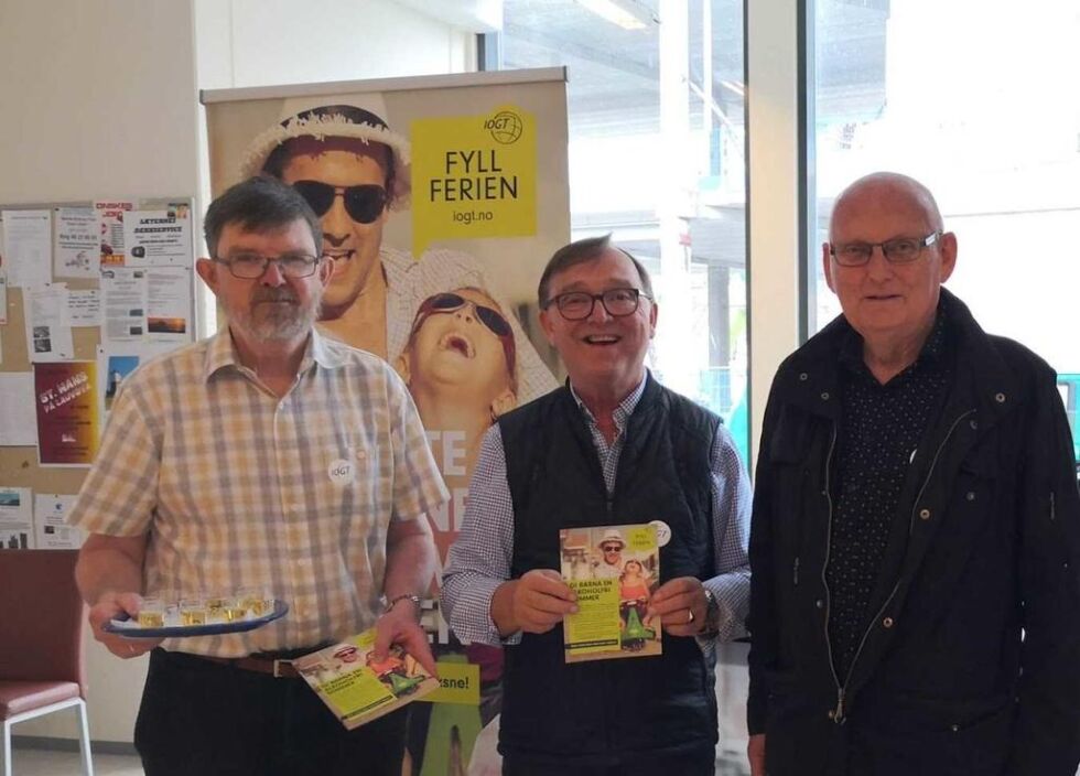 En optimistisk og godt fornøyd trio på stand på Mega Rørvik. Her serveres eplejuice og Olden vann. Fra venstre: Magne Krekling, Per Arne Lillebø og Johannes Sandstad.
 Foto: Privat