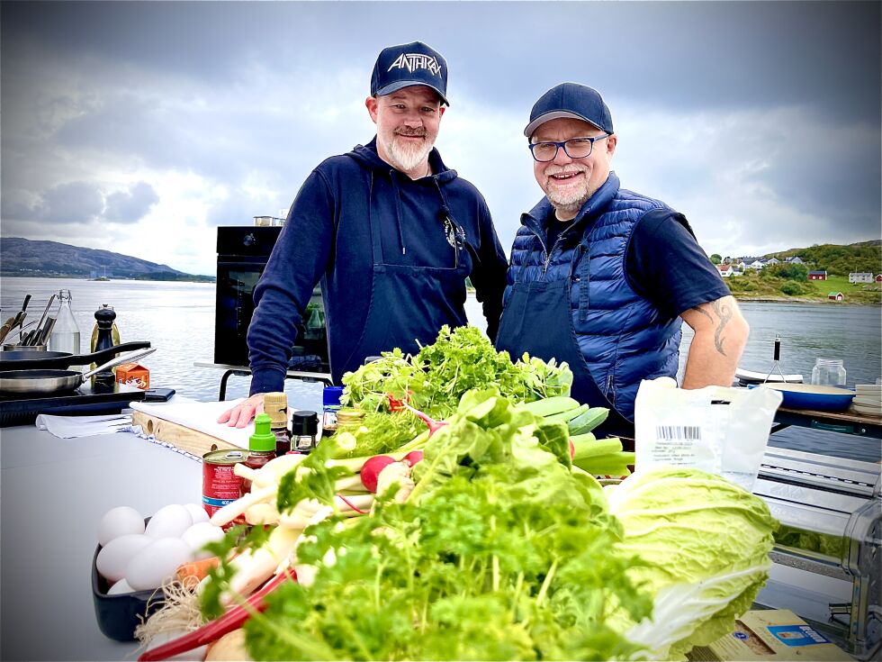 Lars Erik Vesterdal og Robert Mære lager mat-TV fra Ytre Namdal.
 Foto: Jon Audun Haukø